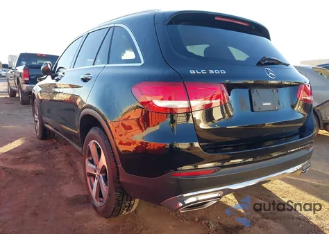 2016 Mercedes-Benz Glc 300 z USA, uszkodzony, nr VIN WDC0G4JB1GF109443